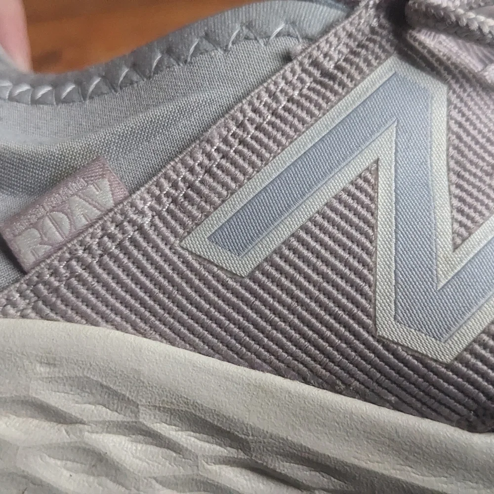 New Balance Women's Fresh Foam Roav Light Gray Running Shoes- Size 9 - Picture 3 of 7